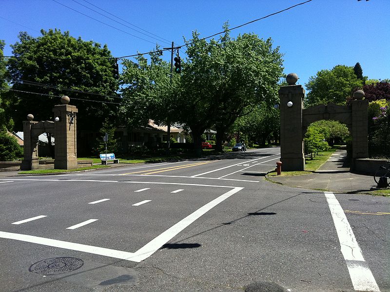 File:West entrance to Laurelhurst neighborhood on Glisan.jpg